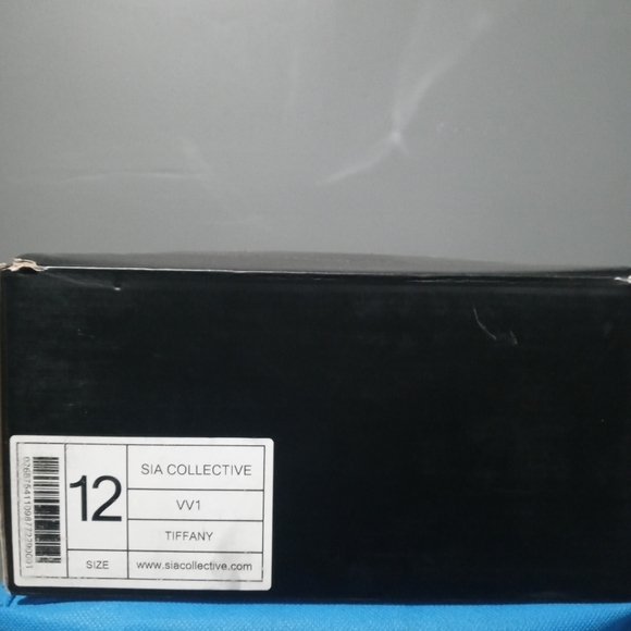 **RARE** SIA COLLECTIVE SNEAKERS - Picture 11 of 11